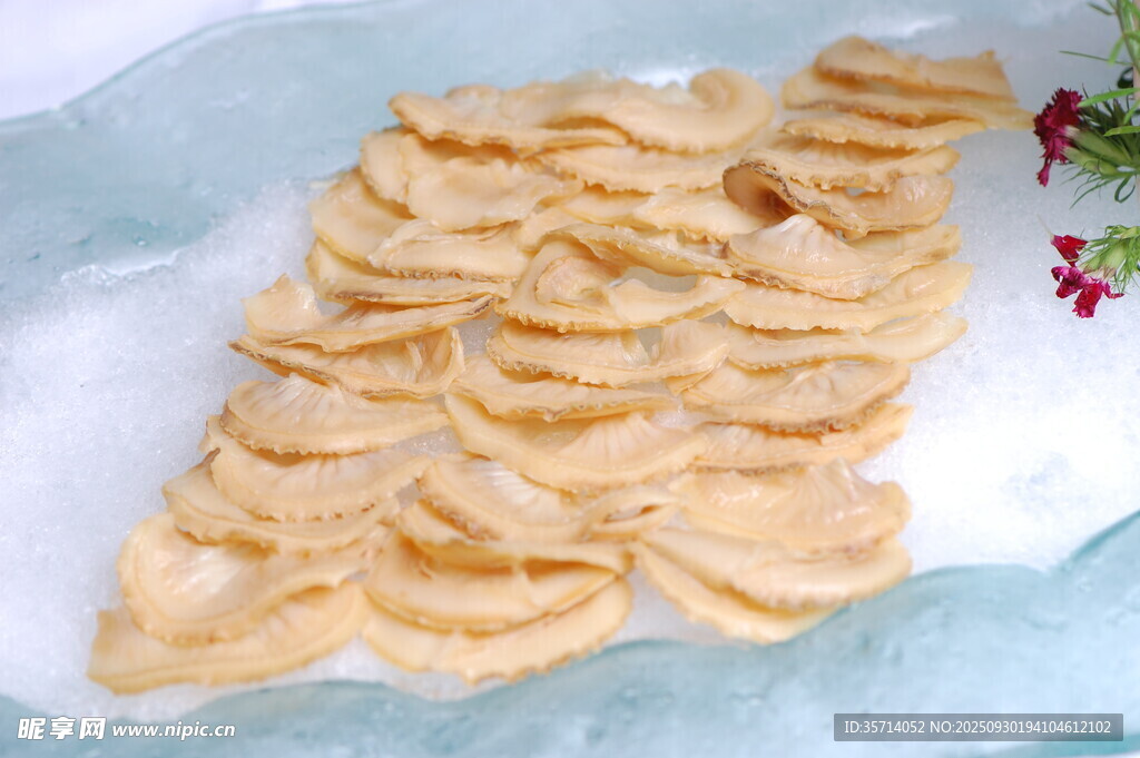 精致摆盘的美味饺子