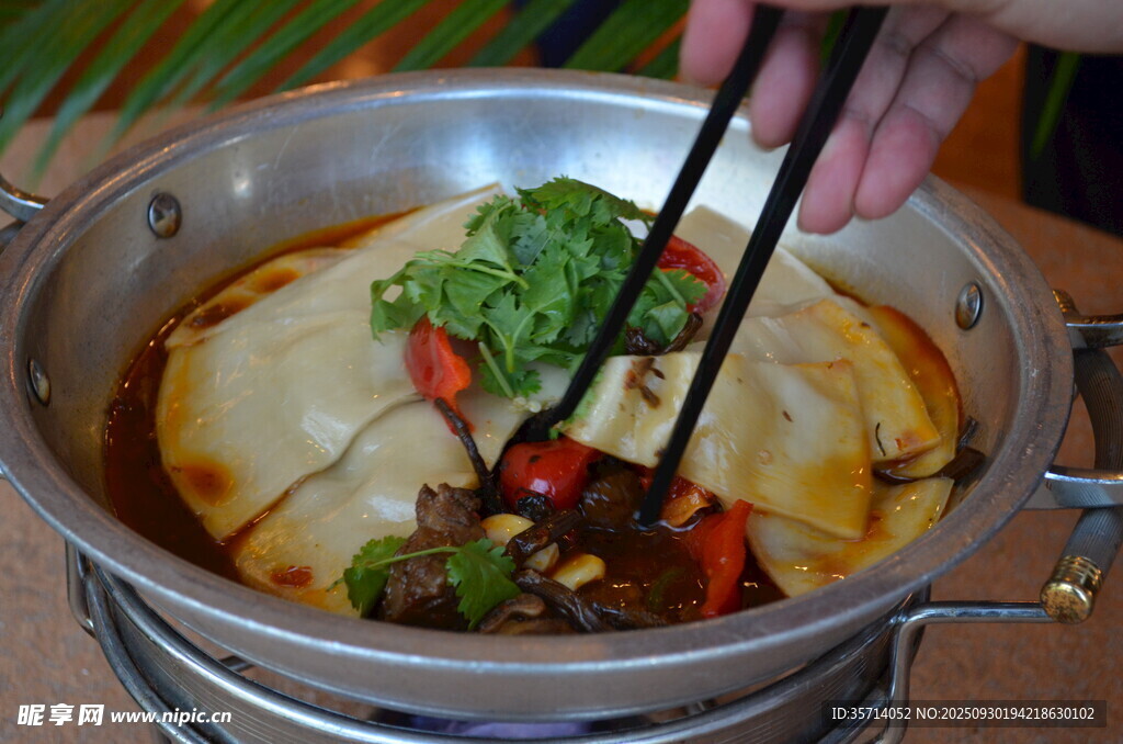 美味火锅涮菜瞬间