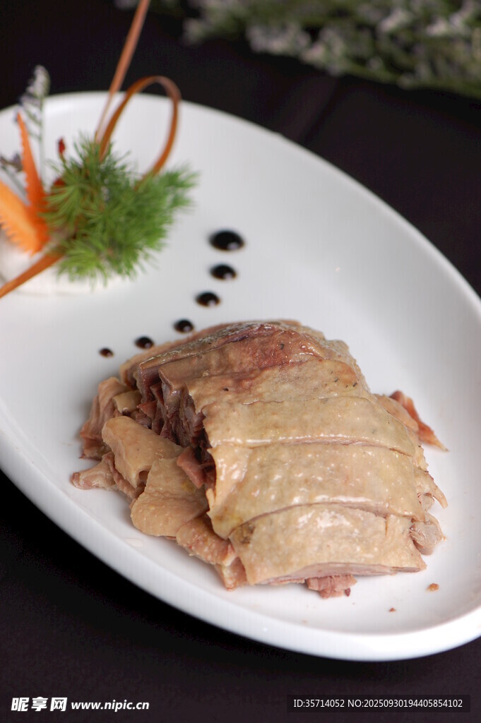 美味切片鸭肉摆盘精致