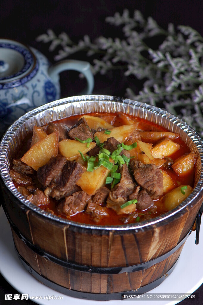 木桶牛肉煲鲜香诱人