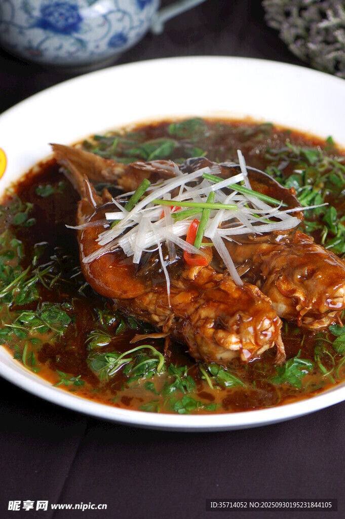 红烧鱼摆盘中餐美味