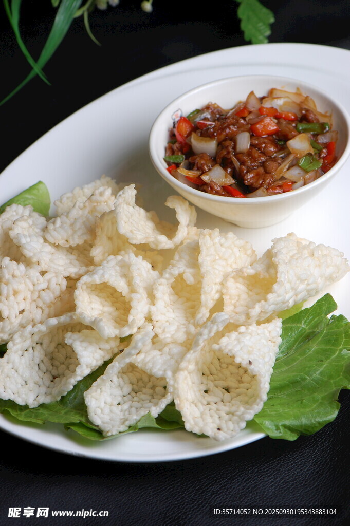 香脆虾片配特色蘸料