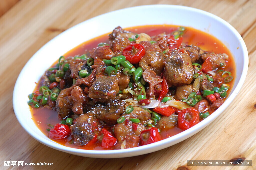美味红烧牛肉配红椒
