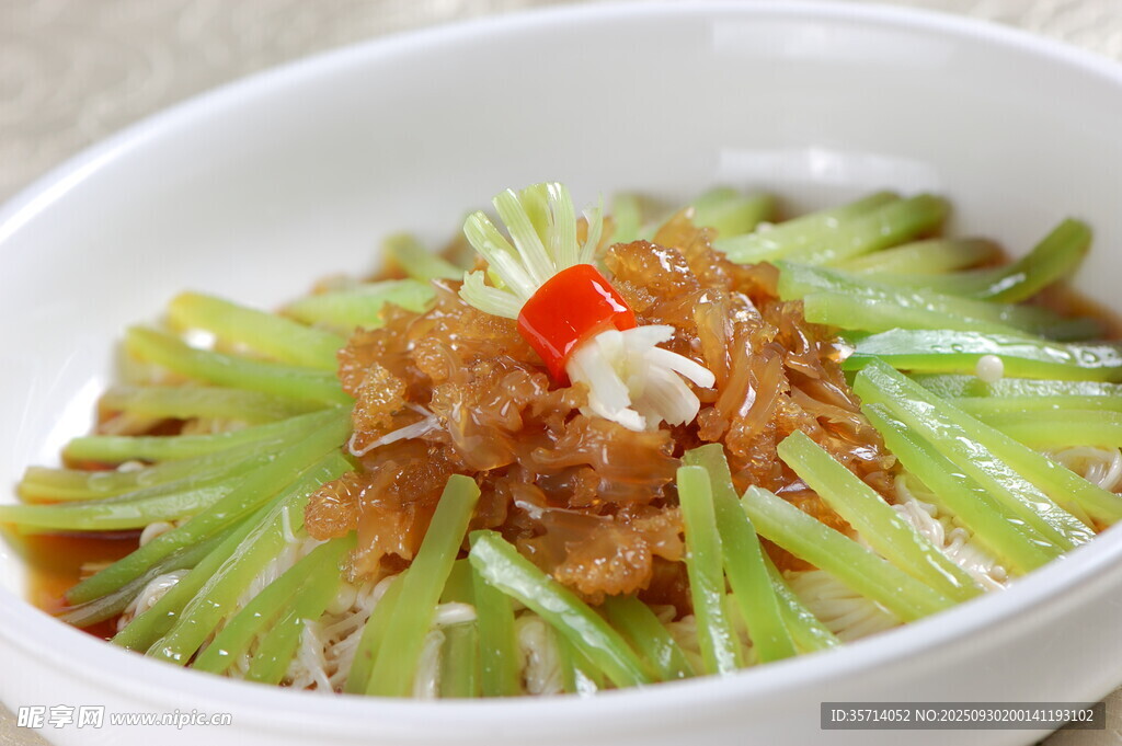 凉拌西芹配肉末