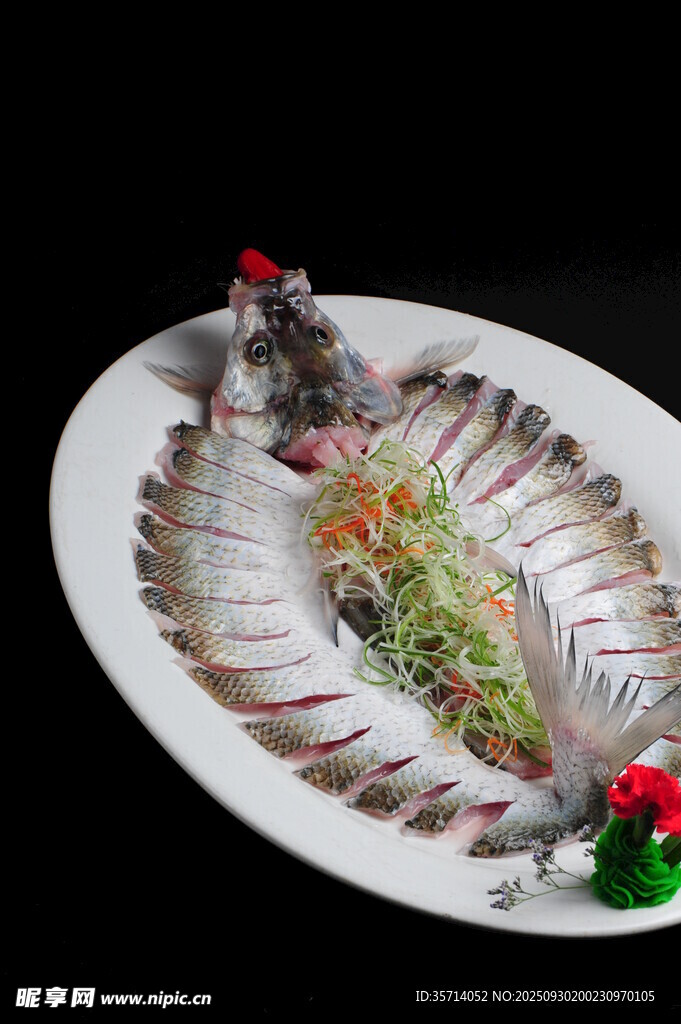精美摆盘的特色鱼片料理
