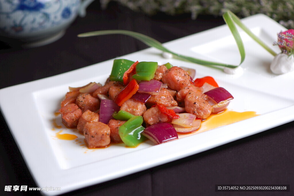 彩椒炒肉块美味诱人