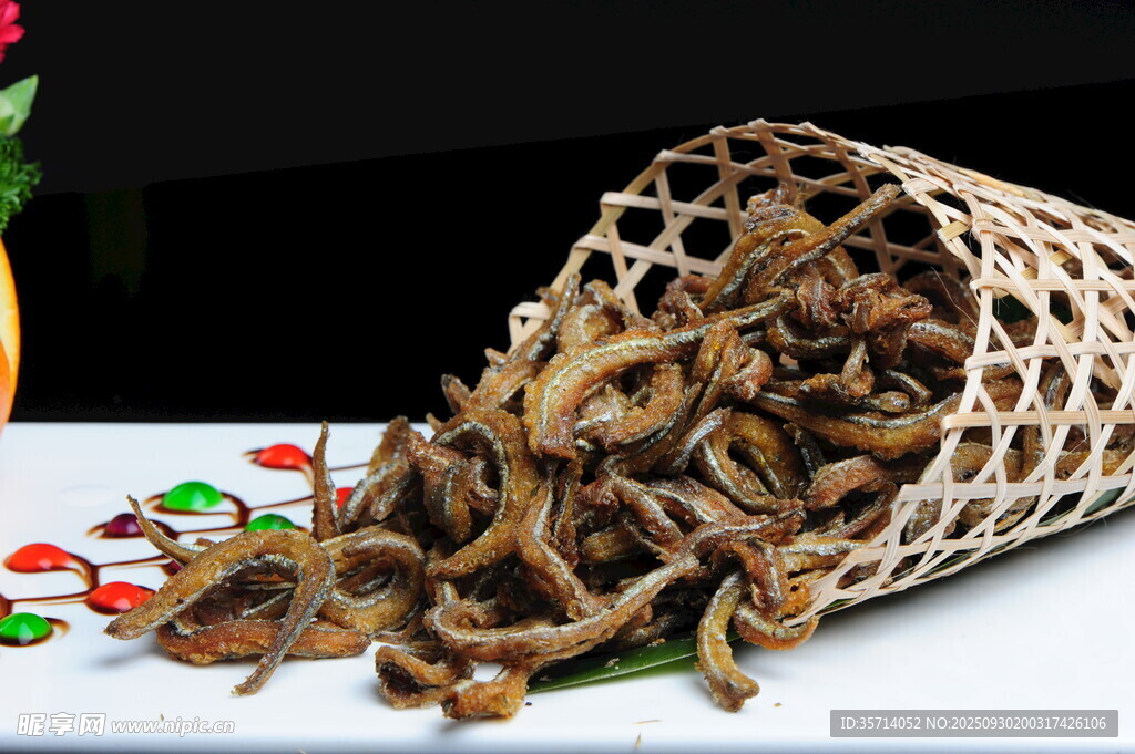 竹篓装的美味干制菌类