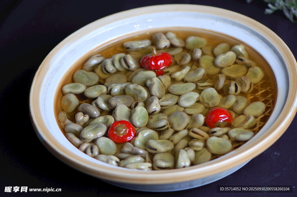 碗装美味蚕豆配红果