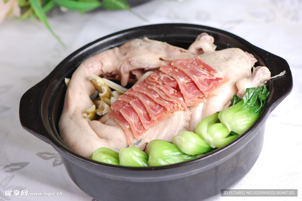 砂锅炖菜食材丰富诱人