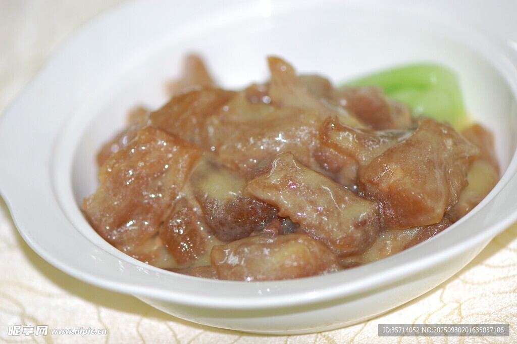 美味酱牛肉盛于白瓷碗中