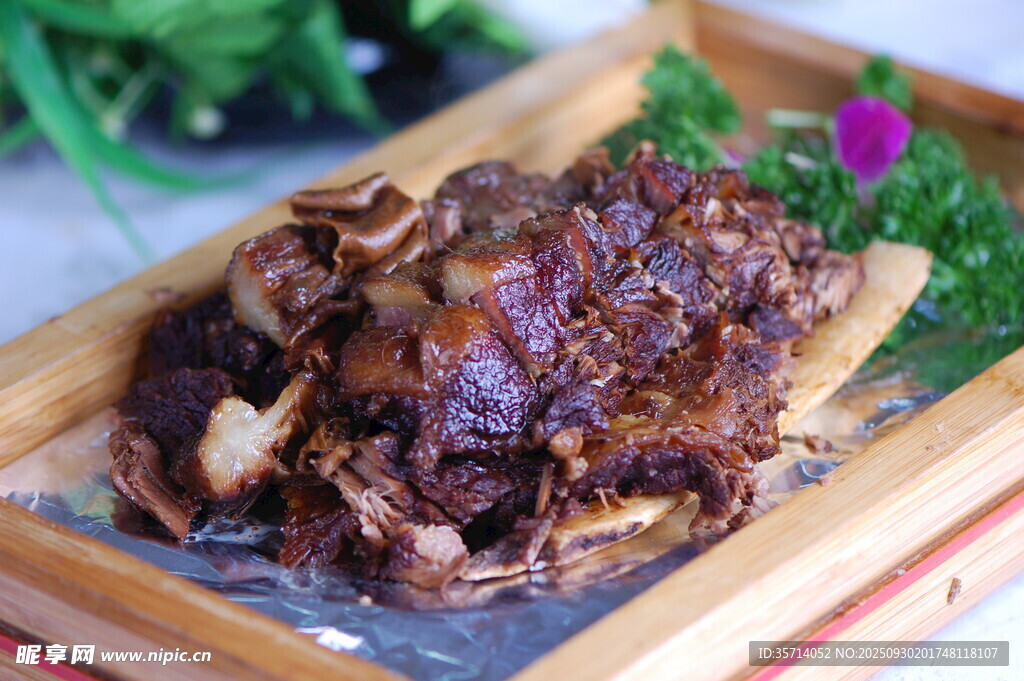 美味卤牛肉摆于木盘