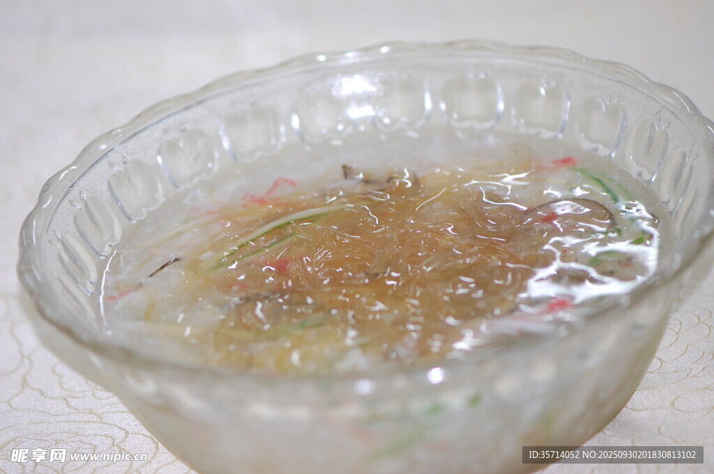 透明碗中的多彩果冻