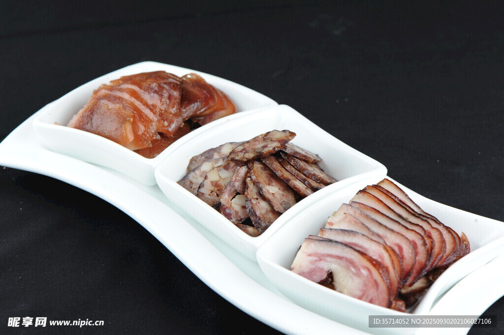 三格盘装多样美味肉制品