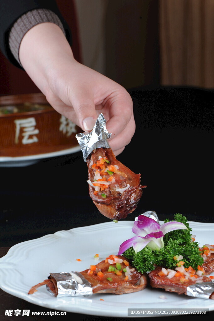 手抓美味烤肉摆盘瞬间