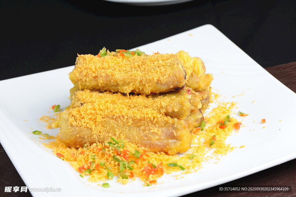 金黄酥脆炸春卷摆于盘