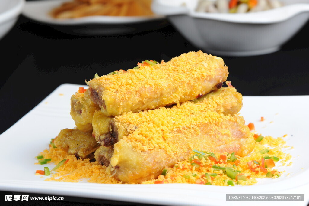 金黄酥脆香炸春卷