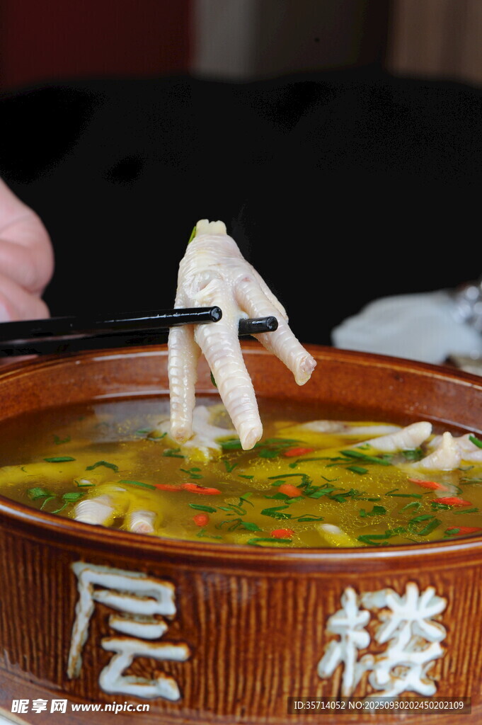 层楼锅中涮煮的鲜嫩食材