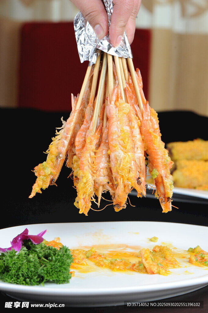 手拎大虾摆盘美食展示