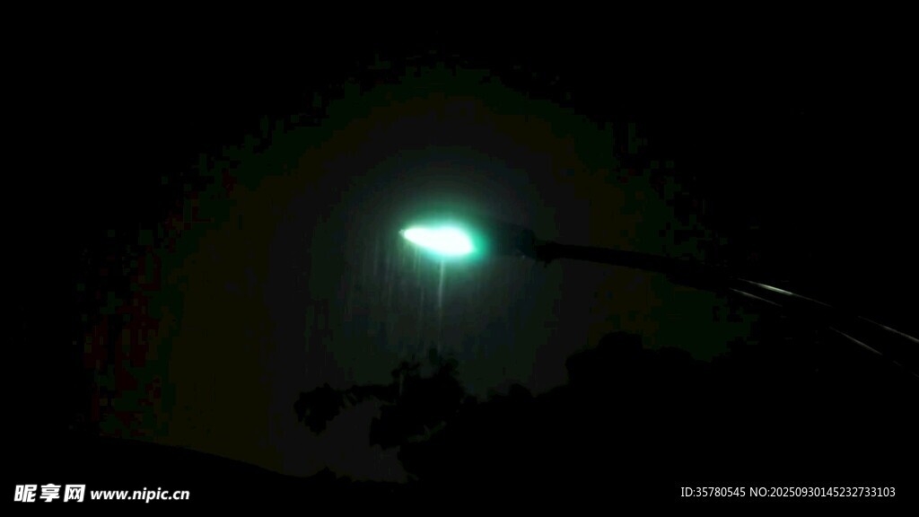夜空中的神秘发光物体
