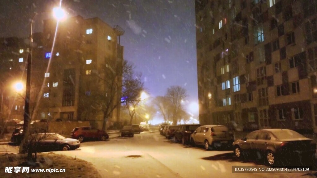 冬夜城市街道雪景