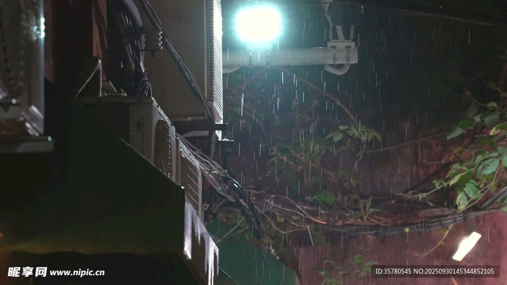 雨夜中亮灯的户外场景
