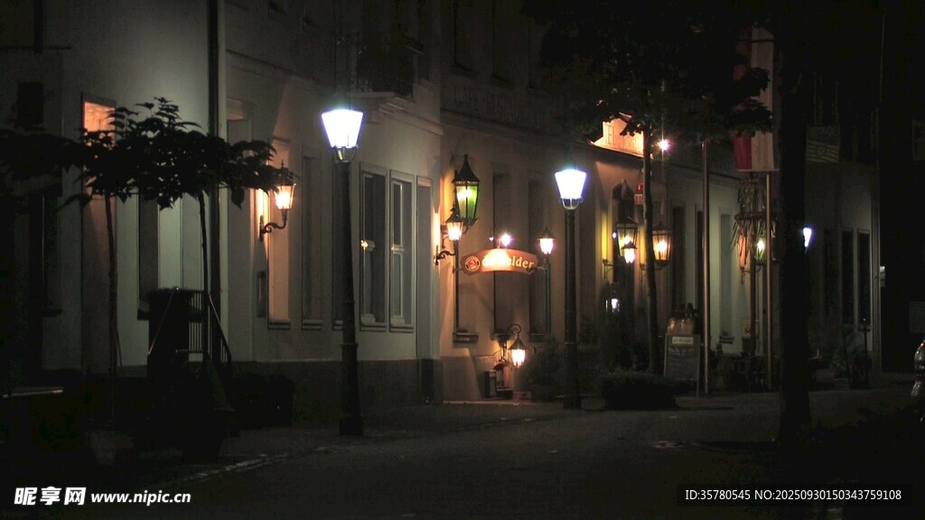 夜晚街道的温馨灯光景象