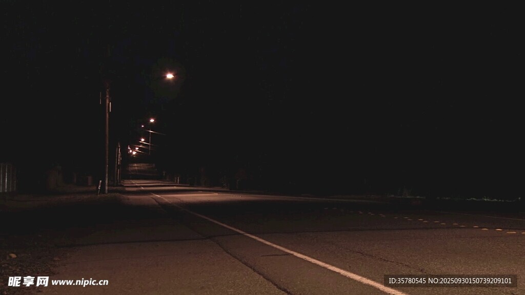 夜晚公路上的路灯轨迹