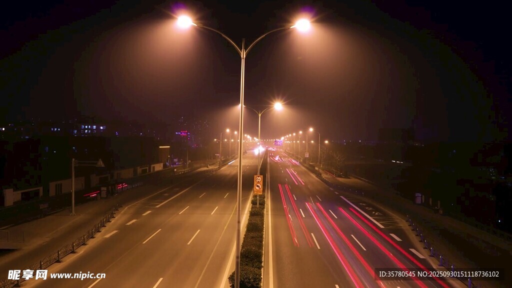 夜晚公路车流灯光轨迹