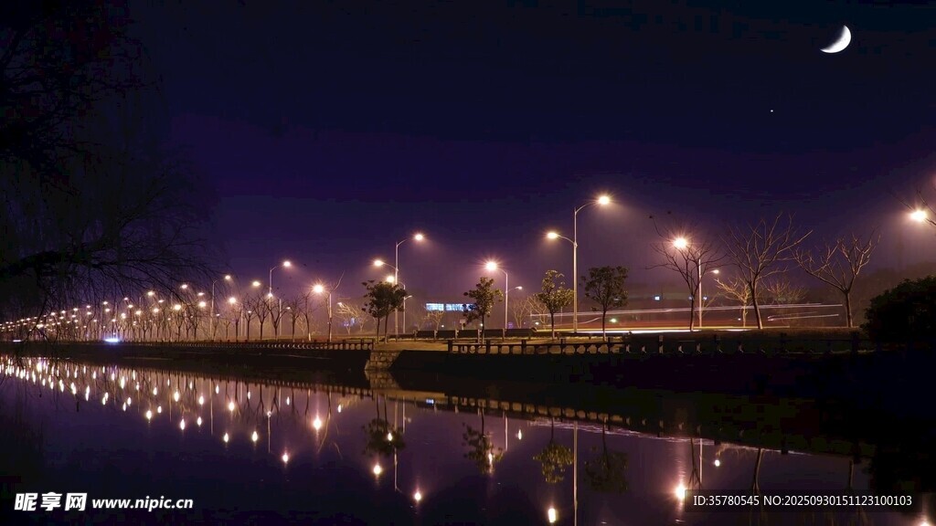 月夜下的河畔灯光倒影