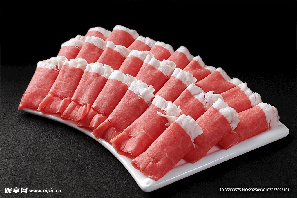新鲜牛肉卷整齐摆盘