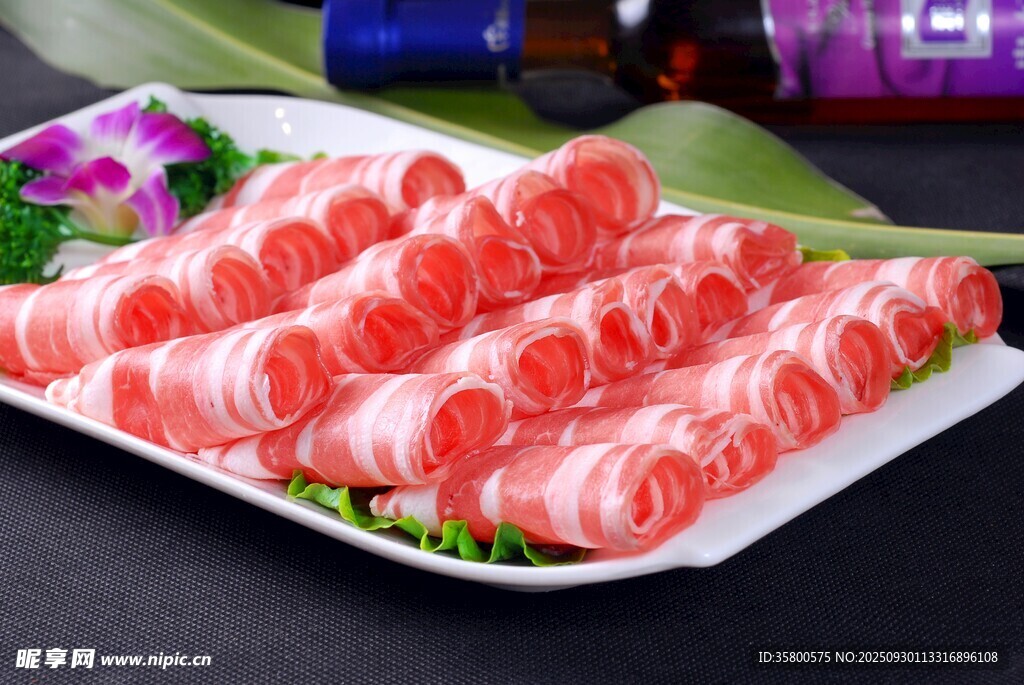 新鲜美味的牛肉卷拼盘