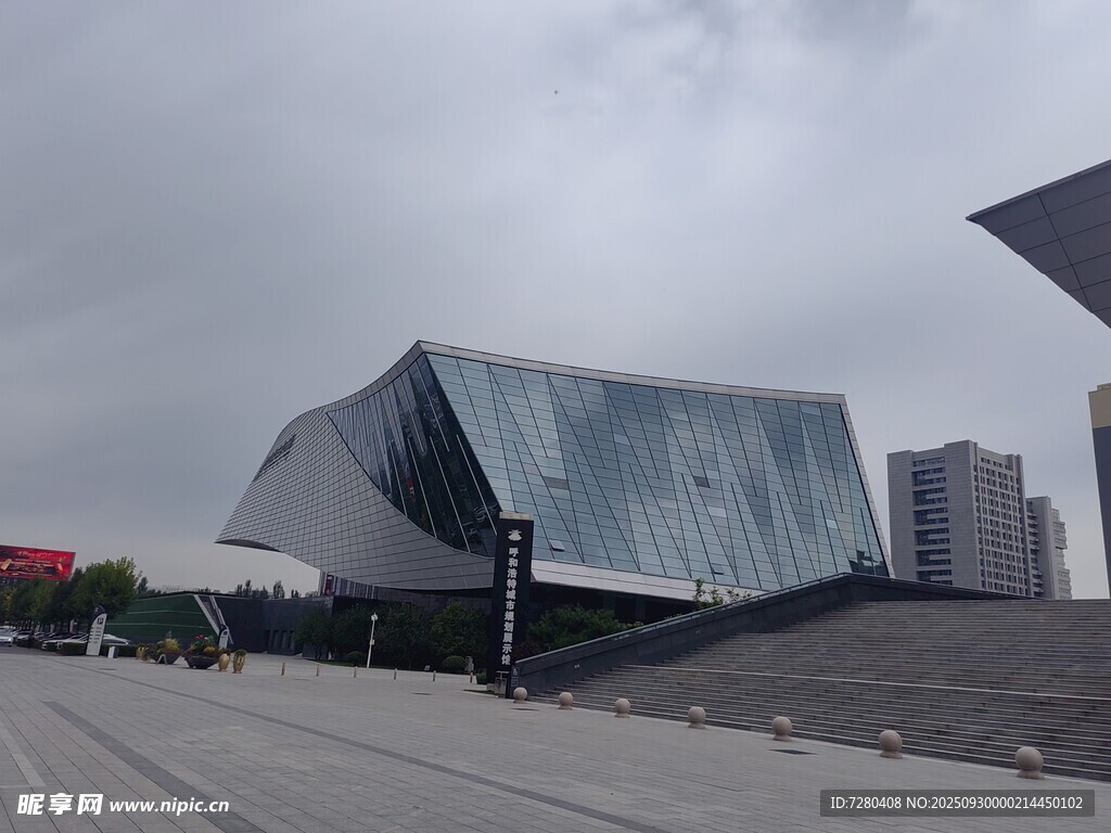 现代独特造型的城市建筑