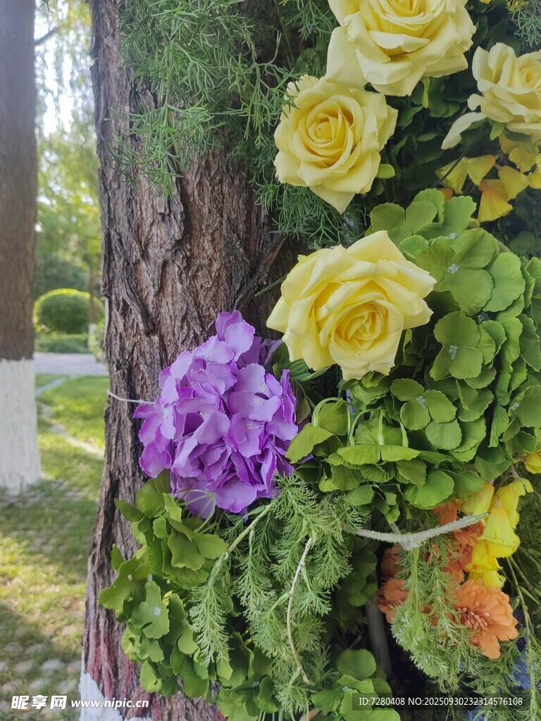 多彩花卉挂饰装点树干