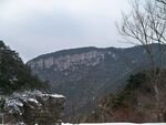雪覆山峦的冬日自然景致