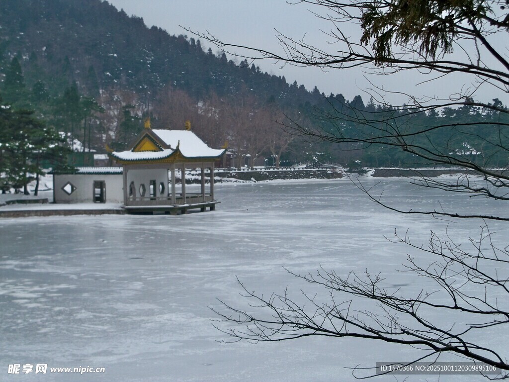 冬日湖畔雪景中的静谧小屋