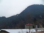 冬日山景中的小屋
