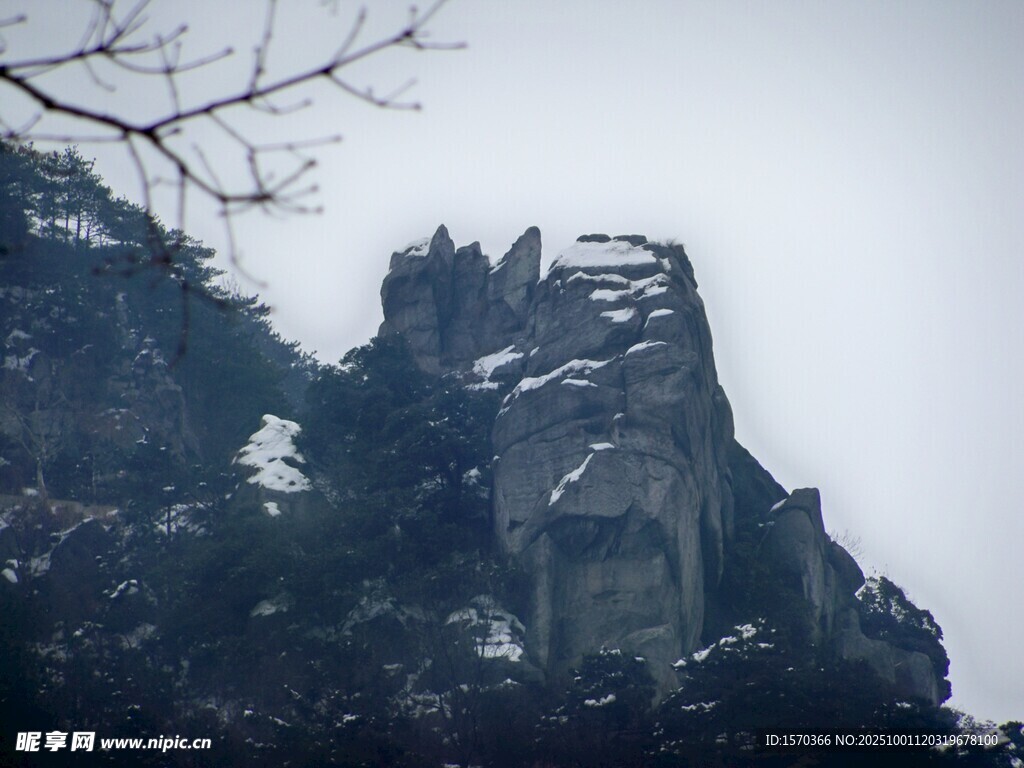 雪覆奇峰
