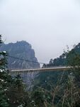 山间高架桥横跨壮丽景色
