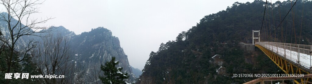 山间美景 远处楼阁隐现