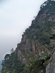 陡峭山壁 植被点缀