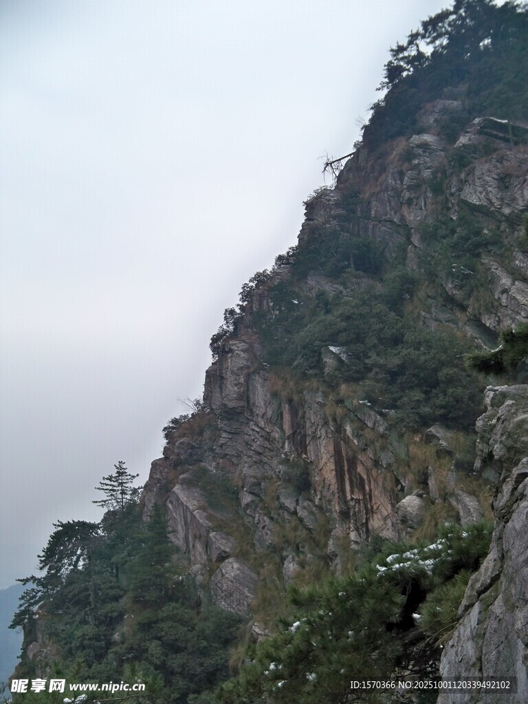 陡峭山壁 植被点缀