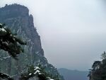 雪覆峻岭 松立山间