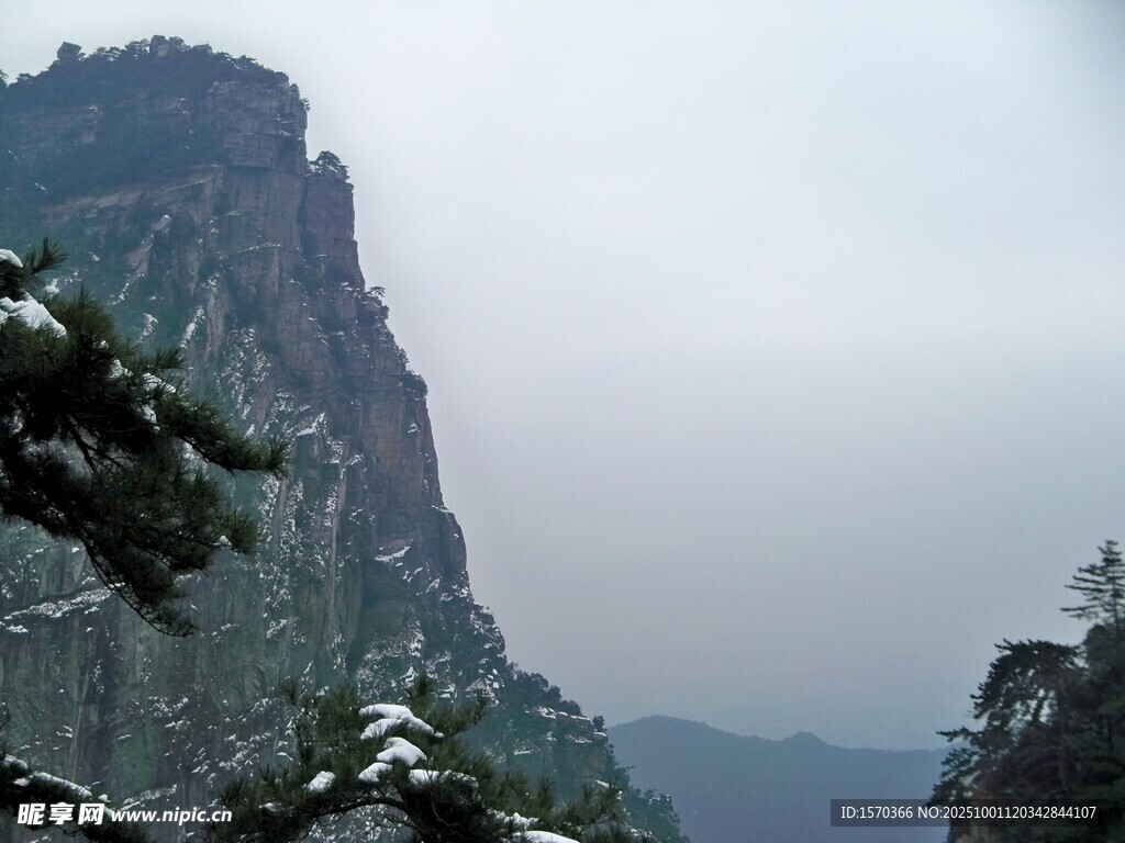 雪覆峻岭 松立山间