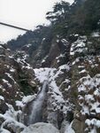 冬日山间覆雪的灵动瀑布