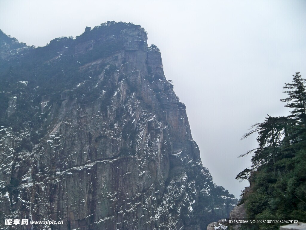巍峨险峻的高山景色