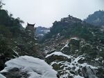 雪覆山峦中的古朴建筑