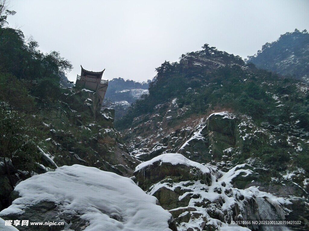 雪覆山峦中的古朴建筑