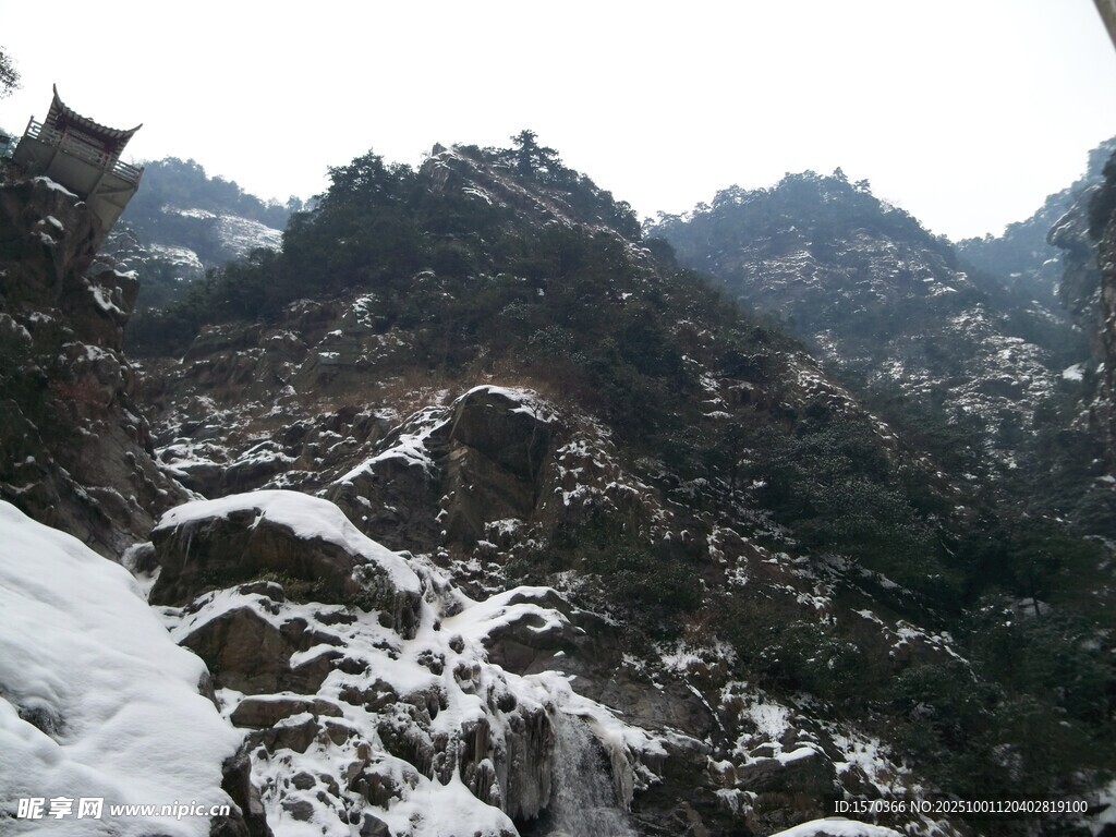 雪覆山峦美景