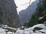雪覆山峦间的壮美峡谷