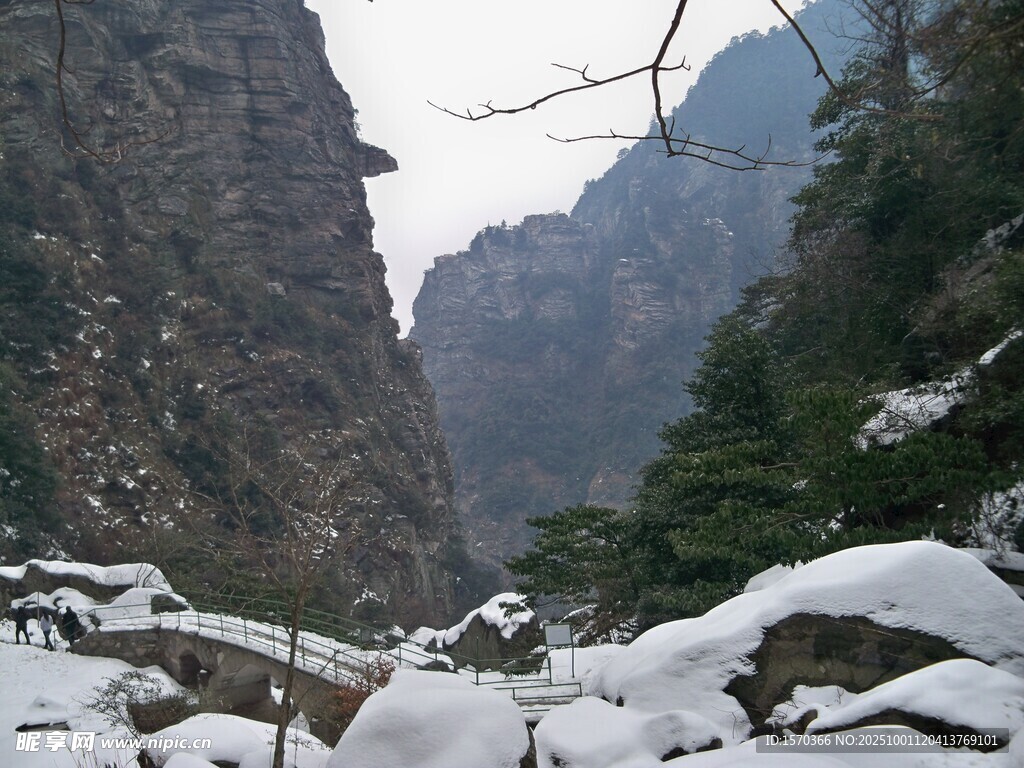 雪覆山峦间的壮美峡谷